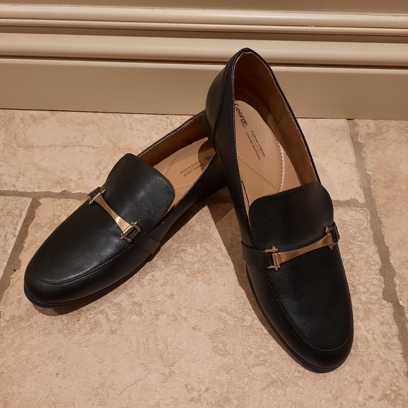 Women's Black Loafer Shoes - Picture 7 of 7